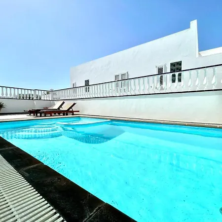 Villa Maravillosa Con Piscina Privada Y Dos Dormitorios En *